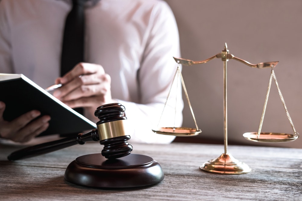Comprendre les Visites et Saisies Domiciliaires : Un Guide Juridique Approfondi