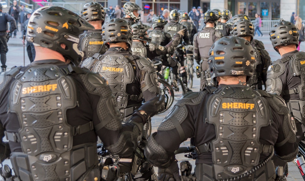 Porter plainte contre la police : vos droits et démarches expliqués par un avocat