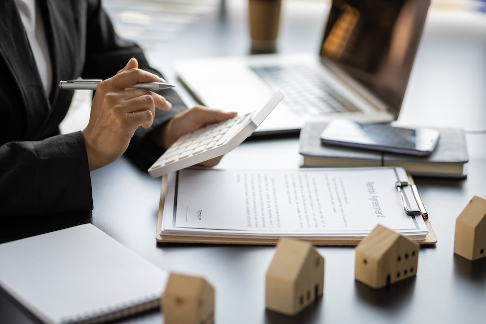 La loi Hoguet et l'estimation immobilière : un cadre législatif essentiel pour les professionnels