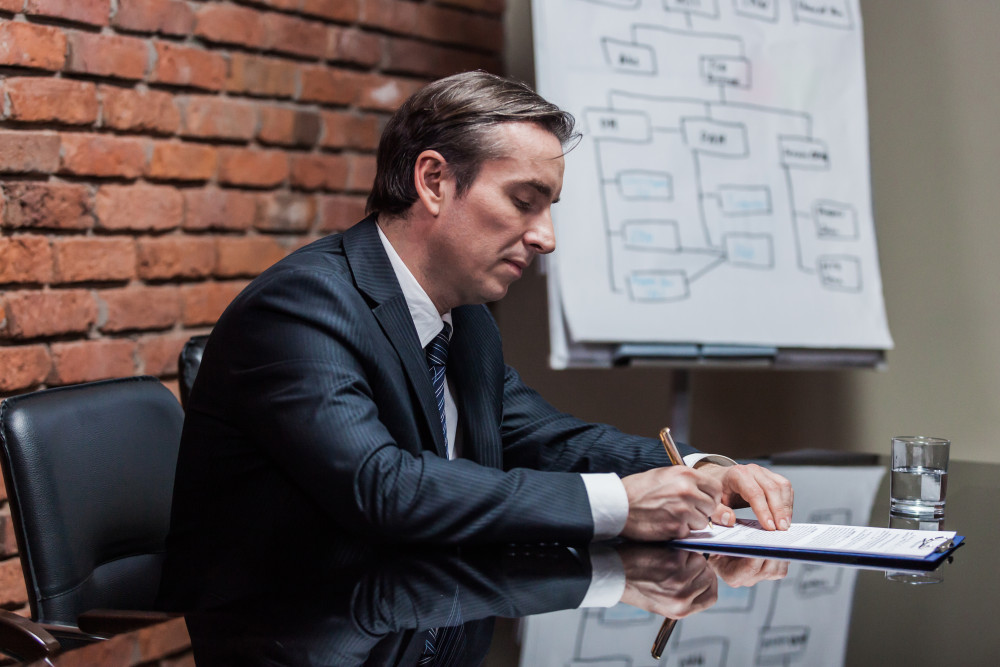 Caractéristiques et qualification du contrat de travail : un guide complet